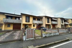 VILLA A SCHIERA CENTRALE A AGNADELLO