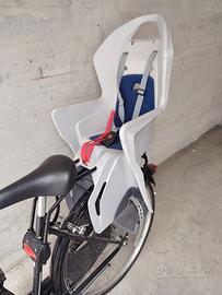 Seggiolino posteriore per biciclette per bambini.