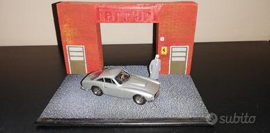 Diorama ferrari davanti fabbrica