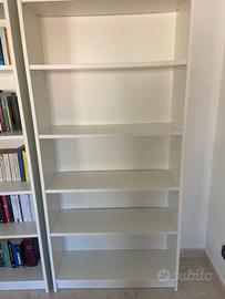 Libreria bianca stile IKEA con ripiani regolabili