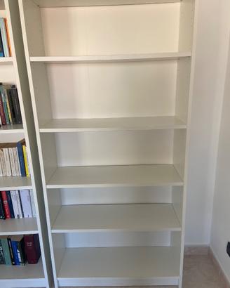 Libreria bianca stile IKEA con ripiani regolabili