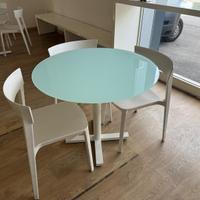 Tavolino in vetro e 3 sedie Calligaris