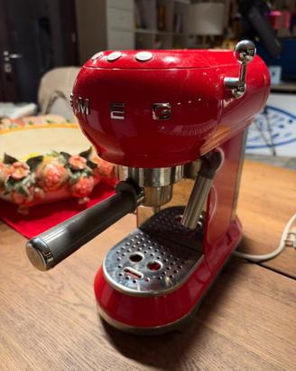 Macchina del caffè espresso rosso manuale Smeg