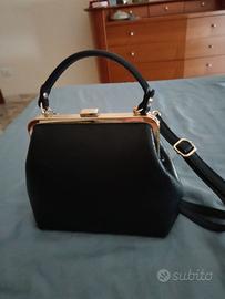 Borsa in pelle nera mai usata