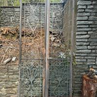 Cancelletto con elementi in ferro battuto