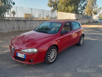 Alfa Romeo 147 1.9 JTD M-JET 16V rossa