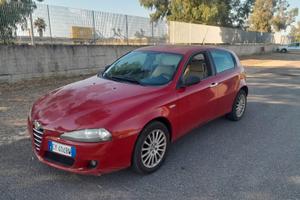 Alfa Romeo 147 1.9 JTD M-JET 16V rossa