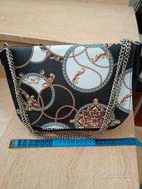 borsa nera con disegni