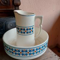 lavabo con brocca d'acqua 