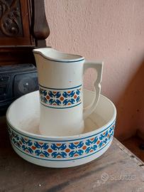 lavabo con brocca d'acqua 