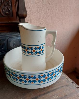 lavabo con brocca d'acqua 
