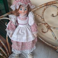 Bambola in porcellana completa di vestiti