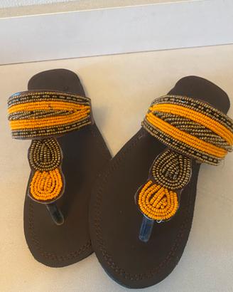 Infradito in cuoio con perline