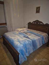 camera da letto in legno intagliato anni '60