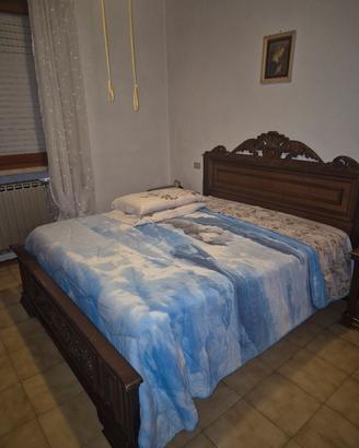 camera da letto in legno intagliato anni '60