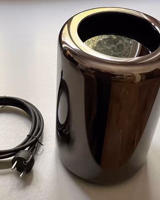 Apple Mac Pro - Xeon 32GB RAM 1TB SSD FirePro D500