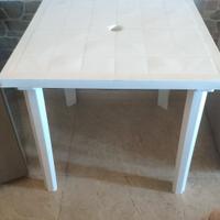 tavolo e poltrone in resina