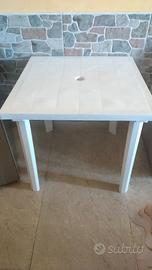 tavolo e poltrone in resina