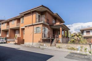 VILLA A SCHIERA D'ANGOLO A VEJANO