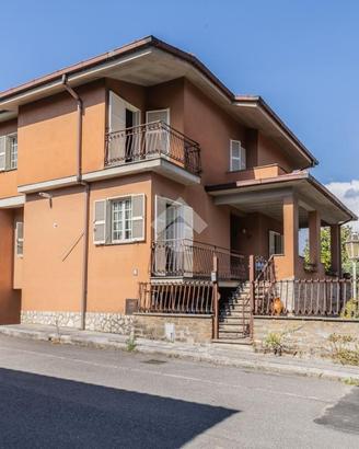VILLA A SCHIERA D'ANGOLO A VEJANO