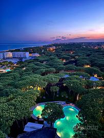 Frontealmare con piscine parco e parcheggio