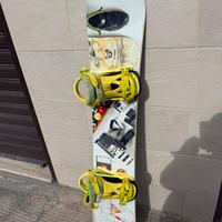 Tavola snowboard compresa di attacchi