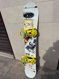 Tavola snowboard compresa di attacchi