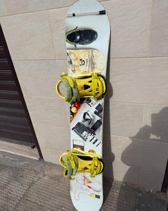 Tavola snowboard compresa di attacchi