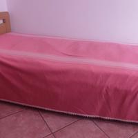 Letto singolo con comodino