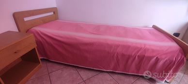 Letto singolo con comodino