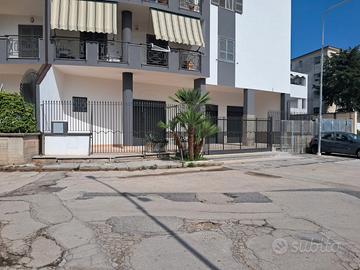 Locale commerciale-deposito 150 mq via delle Palme