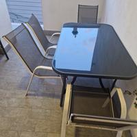 Tavolo da esterno con 4 sedie come nuovo 