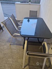 Tavolo da esterno con 4 sedie come nuovo 