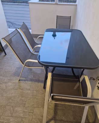 Tavolo da esterno con 4 sedie come nuovo 
