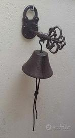 Campana da parete decorativa con chiave antica