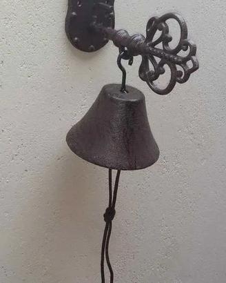 Campana da parete decorativa con chiave antica