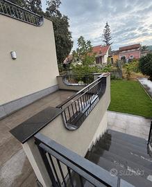 Casa singola con terrazzi e giardino privato