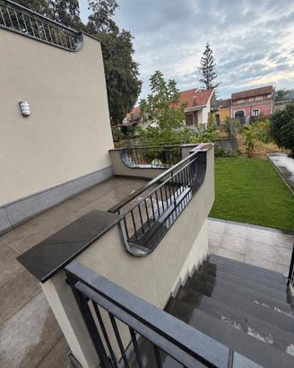 Casa singola con terrazzi e giardino privato