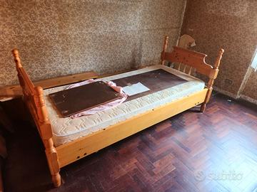 Letto con materasso e rete, scrivania, sedia