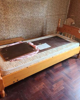 Letto con materasso e rete, scrivania, sedia