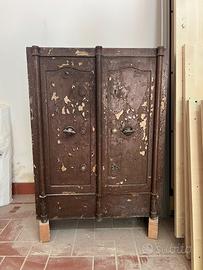 Cassaforte antica d’epoca con chiavi
