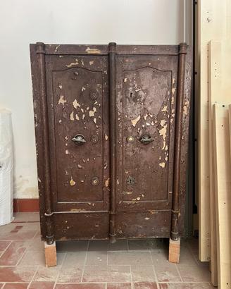Cassaforte antica d’epoca con chiavi
