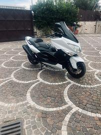 Tmax tenuto da amatore cambio con auto piccola
