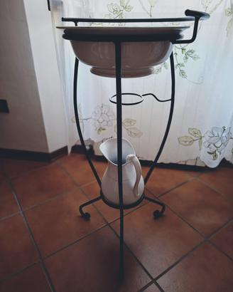 Toeletta antica in ceramica bianco e blu