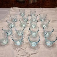 Diciotto bicchieri Bormioli in vetro blu.