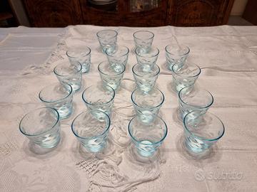 Diciotto bicchieri Bormioli in vetro blu.