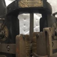 Vecchia macchina da maglieria da collezionismo