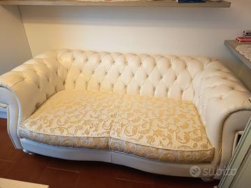 Divano Chesterfield in pelle due posti color panna