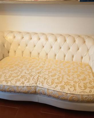 Divano Chesterfield in pelle due posti color panna