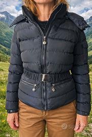 Giacca a vento blu scuro imbottita, elegante.